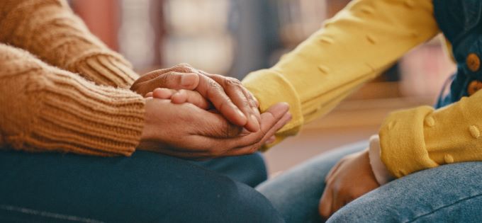 Article_Holding-Hands-to-Comfort-680x315px